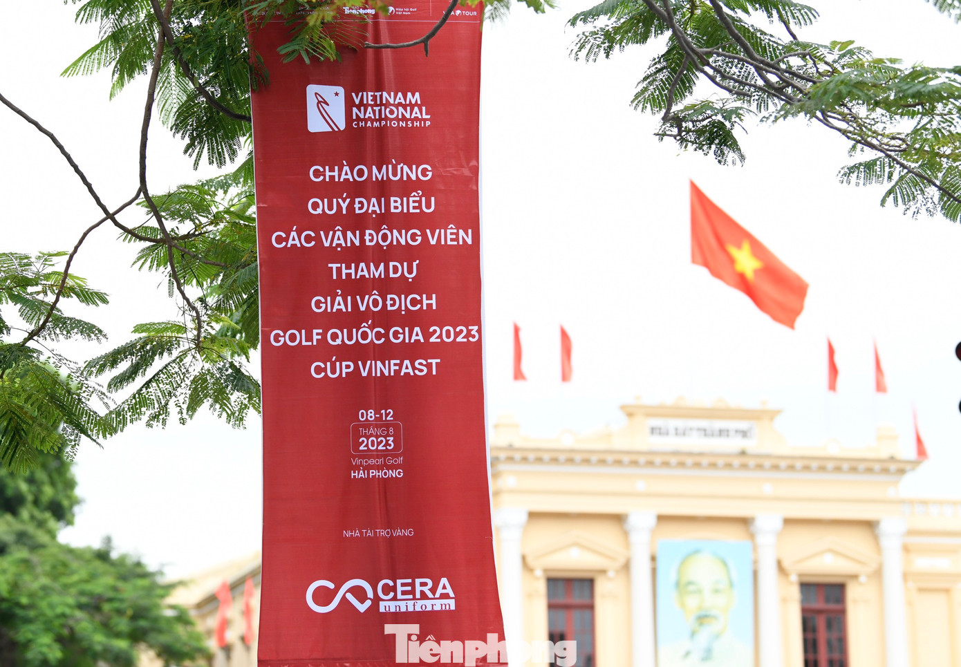Biểu ngữ chào mừng Giải Vô địch Golf Quốc gia năm 2023 - Cúp VinFast trước Nhà hát lớn thành phố Hải Phòng.