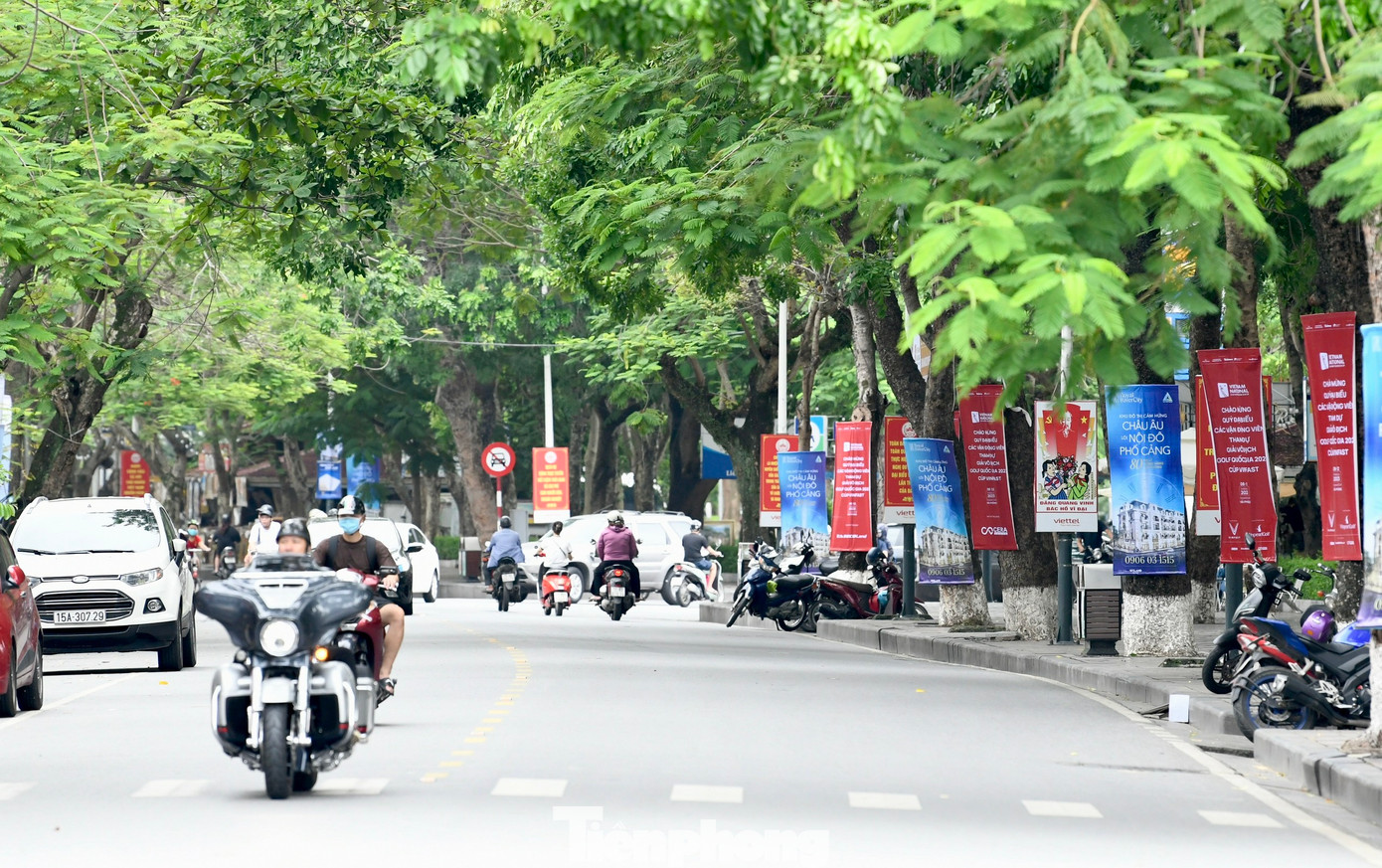 Khắp các tuyến phố, nổi bật dưới những tán phượng xanh là pano, băng rôn quảng bá cho giải đấu.