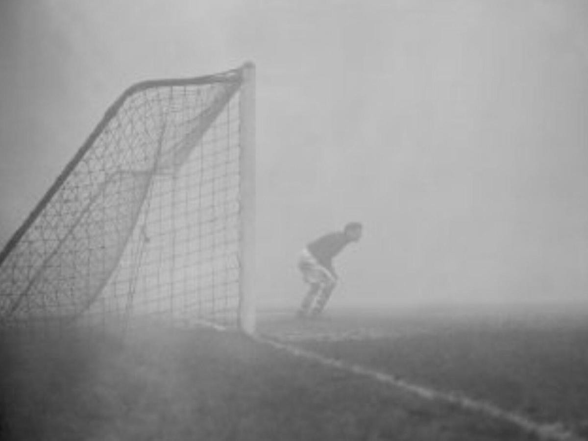 Thủ môn Sam Bartram của Charlton bị bỏ rơi trong màn sương mù dày đặc. (Ảnh: Getty Images) Thủ môn Sam Bartram của Charlton bị bỏ rơi trong màn sương mù dày đặc. (Ảnh: Getty Images)