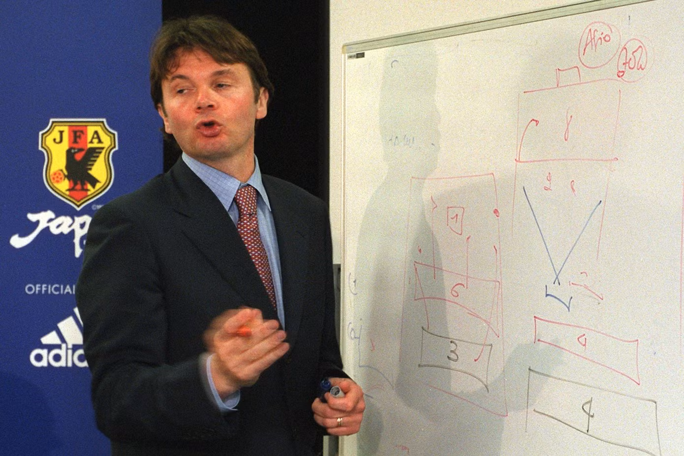 HLV Philippe Troussier trong khoảng thời gian thành công cùng ĐT Nhật Bản. HLV Philippe Troussier trong khoảng thời gian thành công cùng ĐT Nhật Bản.