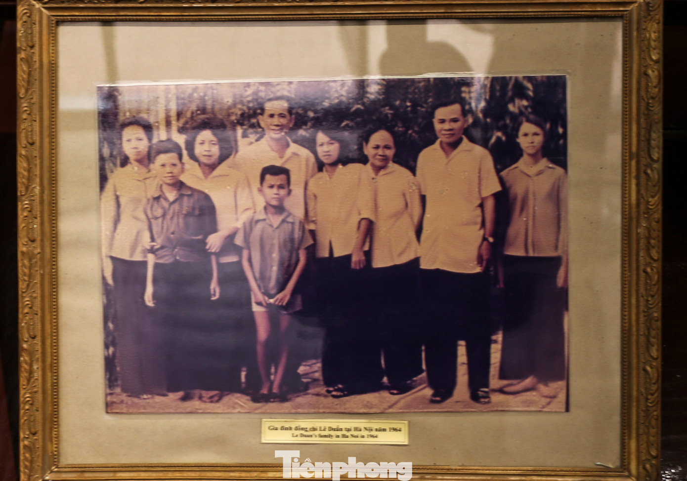 Nhà lưu niệm còn trưng bày nhiều hình ảnh tư liệu quý về Tổng Bí thư Lê Duẩn, bao gồm bức hình gia đình đồng chí chụp tại Hà Nội và bức hình đồng chí nói chuyện với bà con họ hàng, bạn bè tại thôn Hậu Kiên trong chuyến về thăm quê năm 1977.