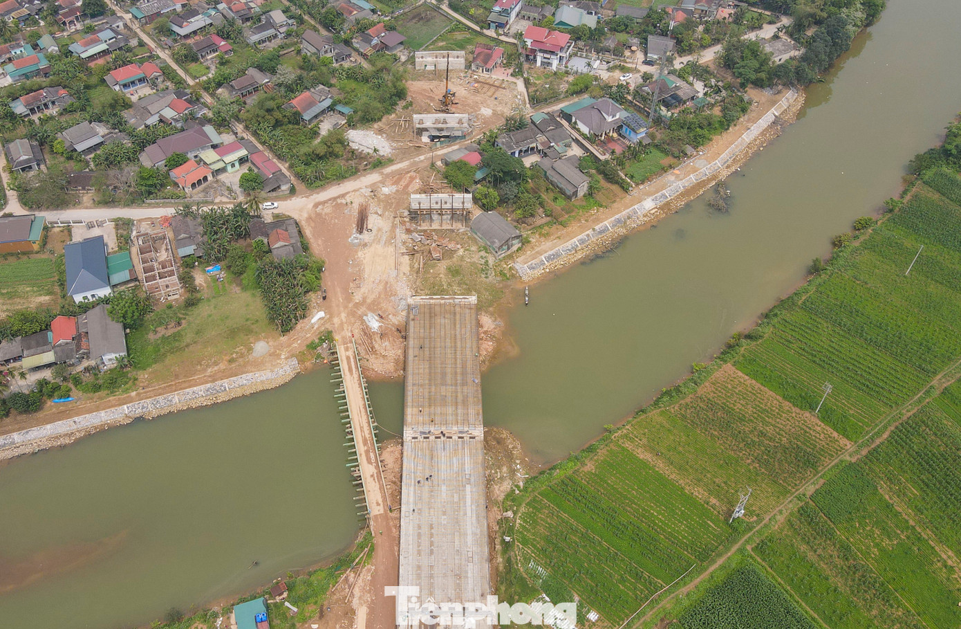 Bên cạnh đó, cầu Thạch Hãn 1 còn là công trình có tính chất điểm nhấn, góp phần hoàn thiện kiến trúc đô thị, tạo sự hấp dẫn và quảng bá hình ảnh TP. Đông Hà nói riêng và tỉnh Quảng Trị nói chung.