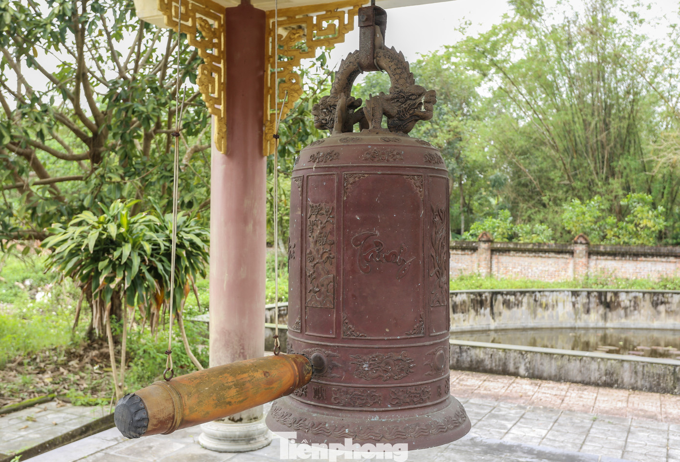 Bên phải nghĩa trang là chiếc chuông lớn khắc ba chữ Nghĩa Trủng đàn. Tiếng chuông như một sự an ủi đối với vong linh người đã khuất.