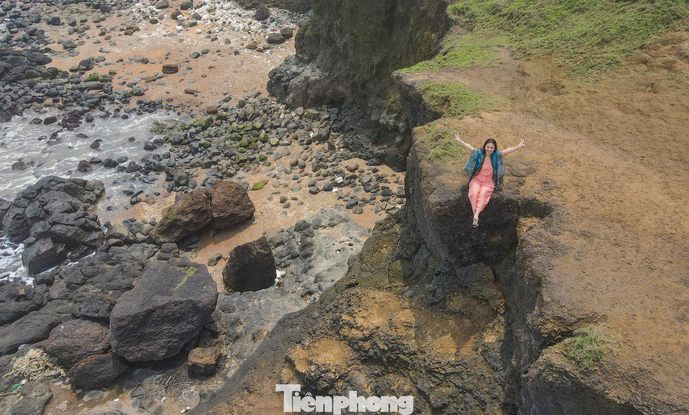 Đứng tại nơi đây, các du khách có thể ngắm trọn biển trời Quảng Trị, đồng thời dễ dàng có những bức ảnh đẹp và tận hưởng cảm giác giao hòa với thiên nhiên hùng vỹ. Đứng tại nơi đây, các du khách có thể ngắm trọn biển trời Quảng Trị, đồng thời dễ dàng có những bức ảnh đẹp và tận hưởng cảm giác giao hòa với thiên nhiên hùng vỹ.