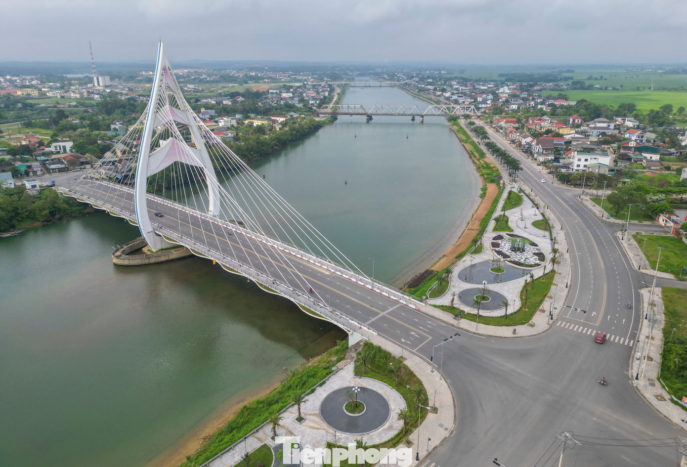 Những cây cầu bắc qua sông Hiếu, bao gồm cầu Sông Hiếu, cầu ngăn mặn và cầu An Lạc là một sự độc đáo của giải đấu được tổ chức tại Quảng Trị.