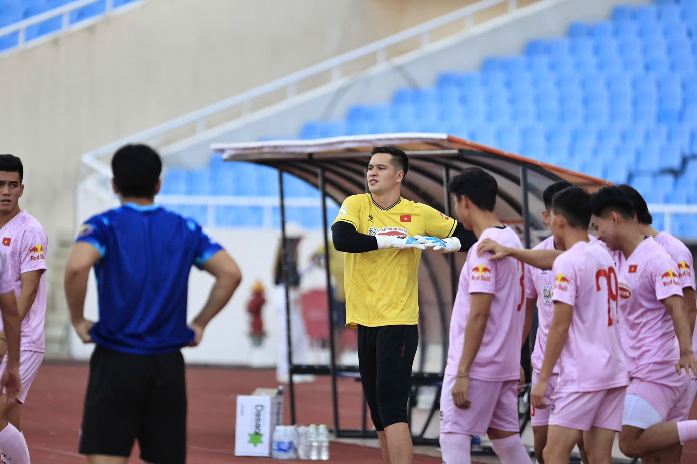 Hiện tại, vị trí bắt chính của Đặng Văn Lâm không còn mặc nhiên khi xuất hiện Nguyễn Filip, thủ môn sinh ra tại CH Czech và trưởng thành từ lò đào tạo của Sparta Prague.