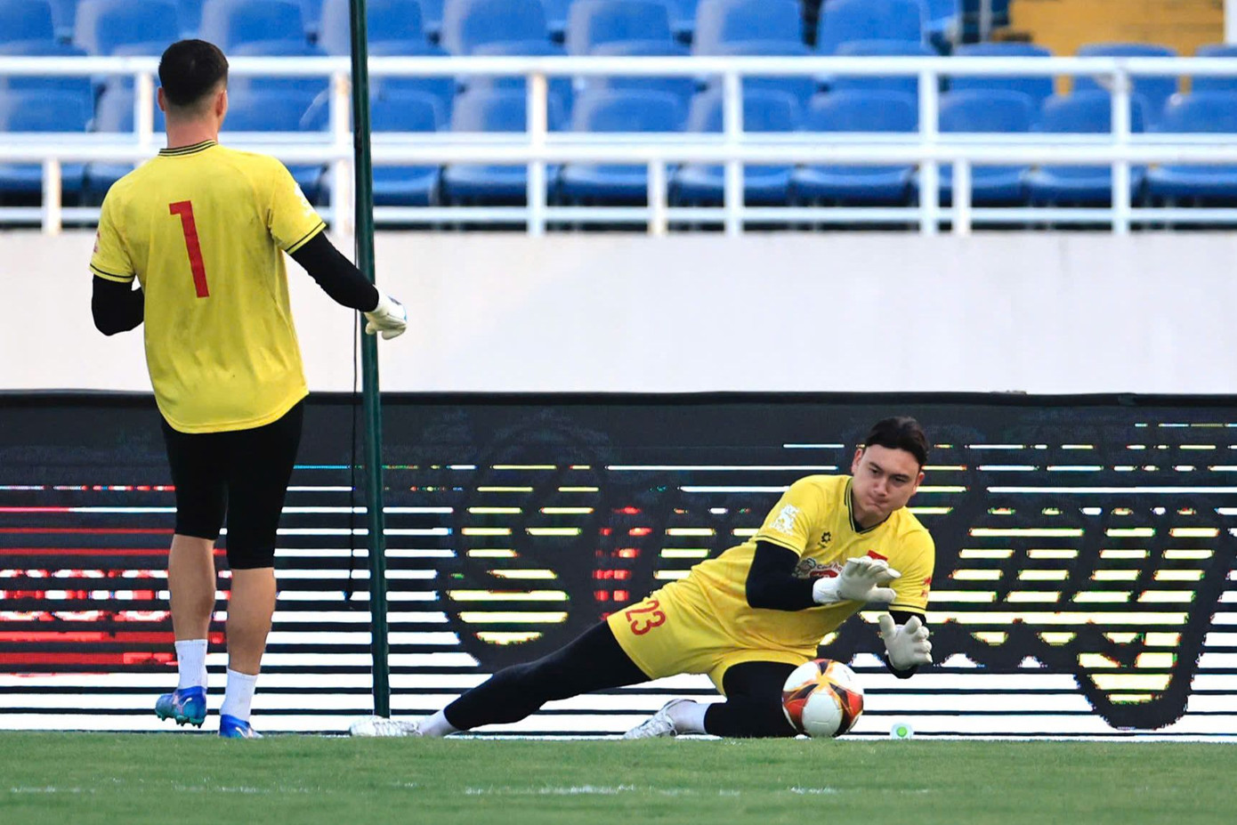 Lý do vì, như anh nói, &quot;tôi đã sống và trưởng thành ở Việt Nam, đồng thời bảo vệ màu cờ sắc áo của đội tuyển quốc gia Việt Nam&quot;.