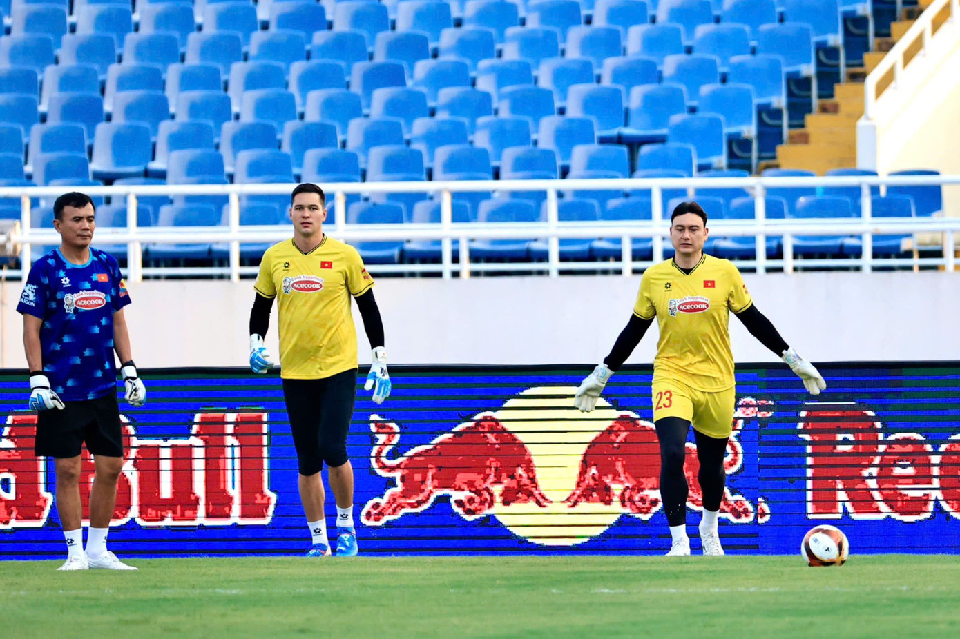 Trước trận đấu với ĐT Nga, HLV Kim Sang-sik ca ngợi Nguyễn Filip và Đặng Văn Lâm đều rất tài năng và thể hiện tốt trong các buổi tập. Cả hai đều xứng đáng được đứng trong khung gỗ.