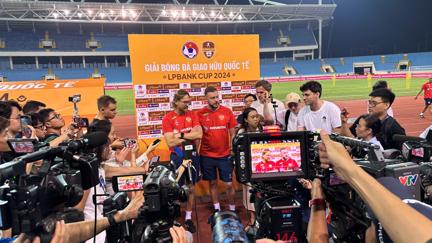 Cuộc trao đổi với HLV ĐT Nga thu hút đông đảo truyền thông. Cuộc trao đổi với HLV ĐT Nga thu hút đông đảo truyền thông.