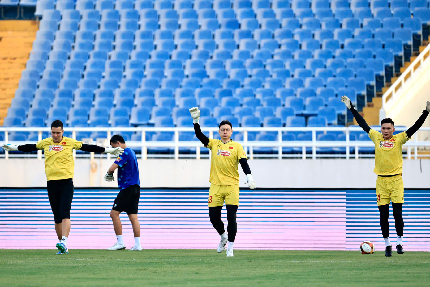 Điều này làm phong phú các lựa chọn trong khung gỗ, đồng thời thúc đẩy tất cả phải không ngừng cải thiện bản thân và giữ tập trung trong mọi hoàn cảnh, sẵn sàng bước ra bất cứ lúc nào.