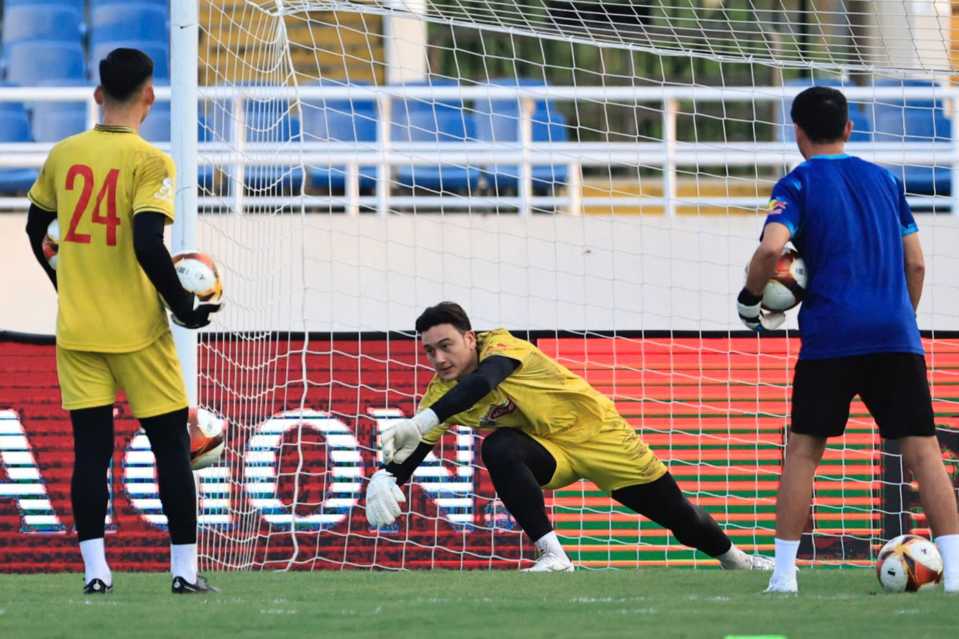 Đặng Văn Lâm bắt đầu sự nghiệp bóng chuyên nghiệp tại Việt Nam, khi trở về và gia nhập Hoàng Anh Gia Lai từ năm 2010. Ngoài Hải Phòng, Bình Định và hiện tại là LPBank Hồ Chí Minh City, anh cũng từng chơi cho Duslar Moscow, Rodina Moskva, Muangthong United và Cerezo Osaka.