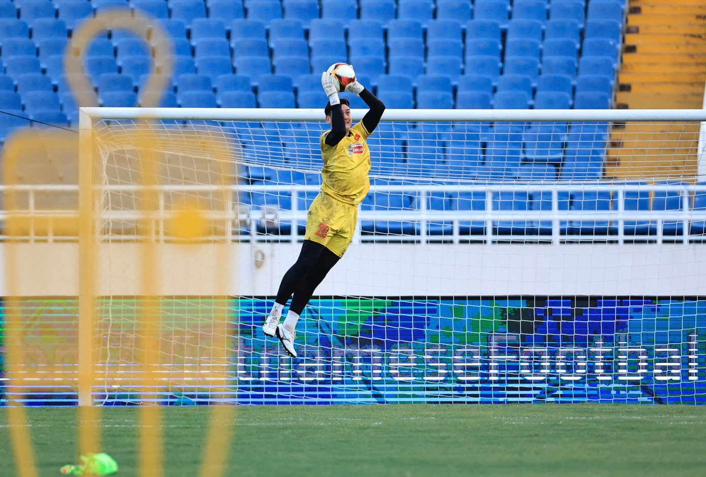 Đặng Văn Lâm vốn mang hai dòng máu Việt-Nga, khi có mẹ là người Nga, bà Olga Zhukova, còn bố người Việt, ông Đặng Văn Sơn. Sinh ra tại Nga, anh trưởng thành ở hai lò đào tạo danh tiếng của bóng đá Nga, là Dynamo Moscow và Spartak Moscow.