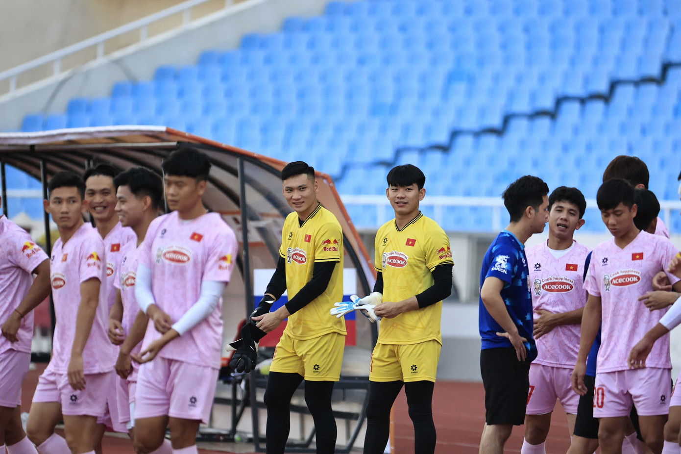 Ngoài ra, khung gỗ ĐT Việt Nam còn có sự cạnh tranh đến từ Trịnh Xuân Hoàng của Đông Á Thanh Hóa và Nguyễn Văn Việt của Sông Lam Nghệ An. Cả hai đều rất trẻ và có một tương lai rất hứa hẹn.