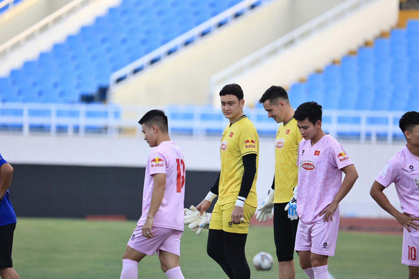 Trước thềm trận đấu gặp ĐT Nga tại Cúp Tam hùng, thủ môn Đặng Văn Lâm chia sẻ rằng anh &quot;cảm thấy mình giống người Việt Nam hơn là Nga&quot;.