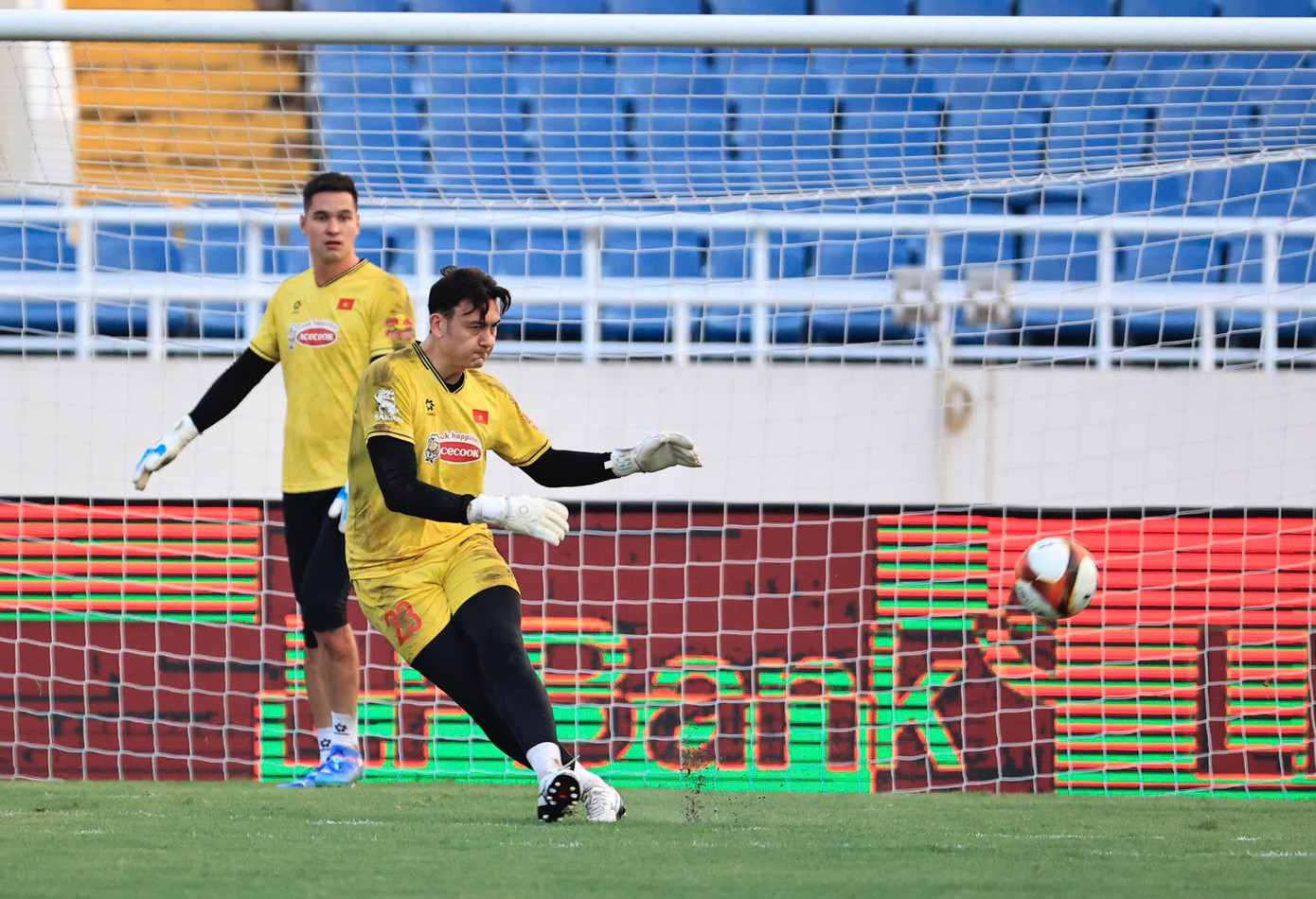 Với đội tuyển Việt Nam, Đặng Văn Lâm chính thức ra mắt năm 2017. Kể từ đó đến nay, anh đã bắt chính 43 trận và giành danh hiệu AFF Cup 2018.