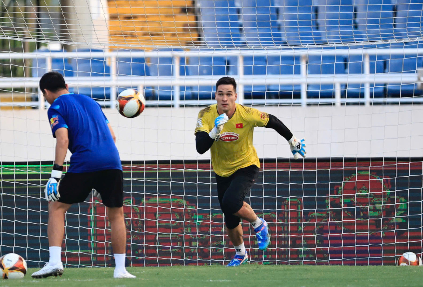 Nguyễn Filip có trận bắt chính đầu tiên trong màu áo đội tuyển Việt Nam vào tháng 1/2024, ở trận đấu với Kyrgyzstan. Anh cũng là lựa chọn số một tại Asian Cup 2023.