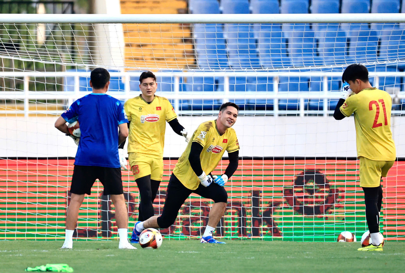 Vì vậy, HLV Kim Sang-sik quyết định trao cơ hội bắt chính cho Đặng Văn Lâm, thay vì Nguyễn Filip. "Tôi tin Văn Lâm sẽ chơi tốt", ông thầy 47 tuổi khẳng định.