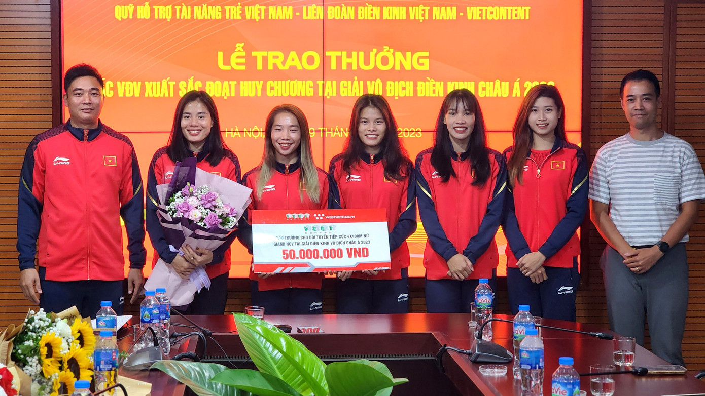 Công ty Vietcontent trao tặng 50 triệu đồng cho đội tiếp sức nữ 4x400m. Công ty Vietcontent trao tặng 50 triệu đồng cho đội tiếp sức nữ 4x400m.