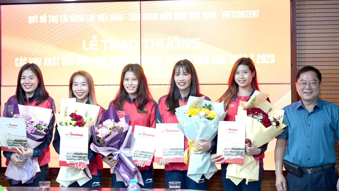 Quỹ Hỗ trợ Tài năng trẻ Việt Nam trao thưởng mỗi VĐV của đội tiếp sức 20 triệu đồng, VĐV Nguyễn Thị Hường 10 triệu đồng. Quỹ Hỗ trợ Tài năng trẻ Việt Nam trao thưởng mỗi VĐV của đội tiếp sức 20 triệu đồng, VĐV Nguyễn Thị Hường 10 triệu đồng.