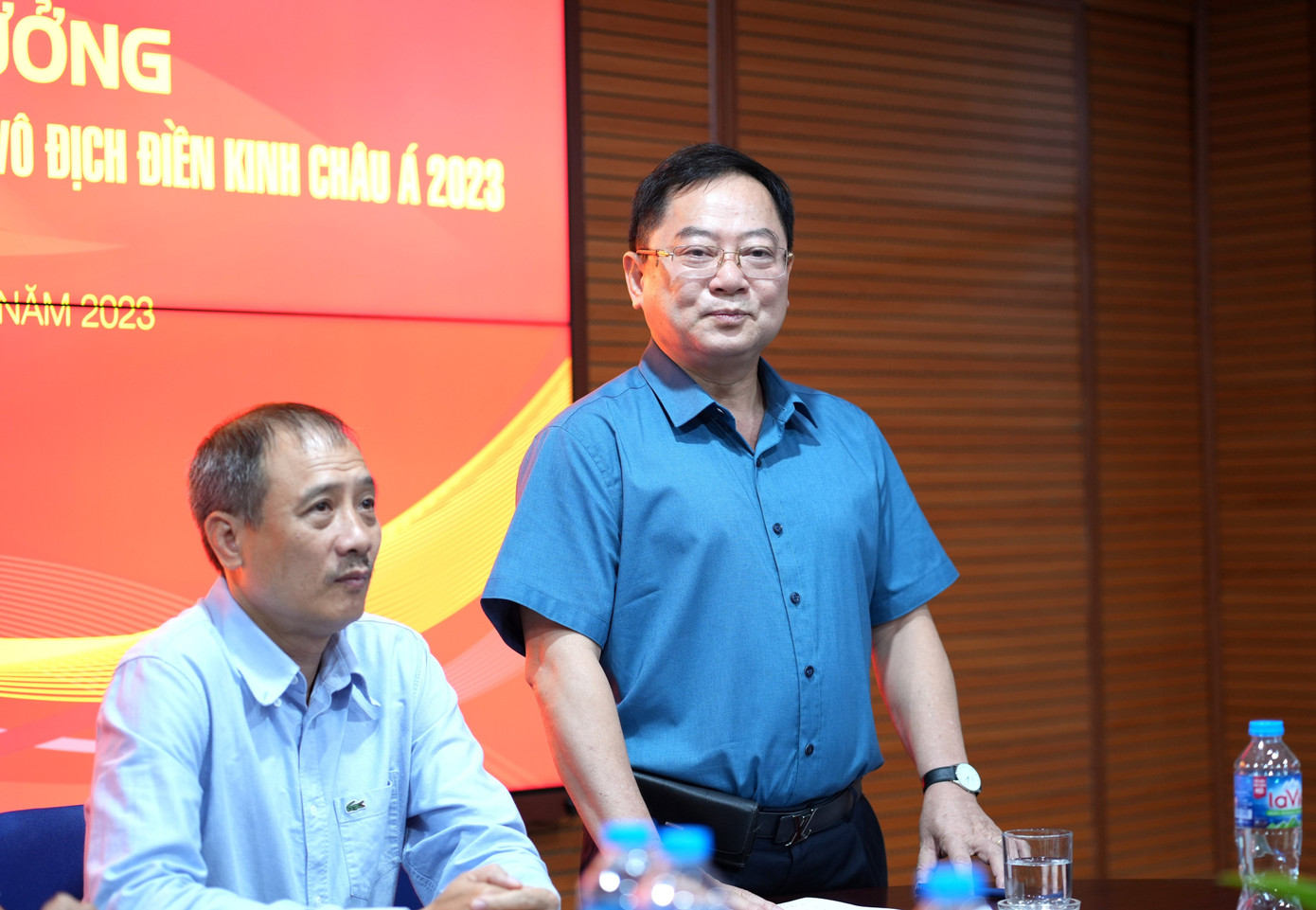 Nhà báo Lê Xuân Sơn, Tổng biên tập Báo Tiền Phong, Giám đốc Quỹ hỗ trợ tài năng trẻ Việt Nam, đánh giá cao những nỗ lực vượt khó của các VĐV đội tiếp sức nữ cũng như VĐV nhảy ba bước Nguyễn Thị Hường. Nhà báo Lê Xuân Sơn, Tổng biên tập Báo Tiền Phong, Giám đốc Quỹ hỗ trợ tài năng trẻ Việt Nam, đánh giá cao những nỗ lực vượt khó của các VĐV đội tiếp sức nữ cũng như VĐV nhảy ba bước Nguyễn Thị Hường.