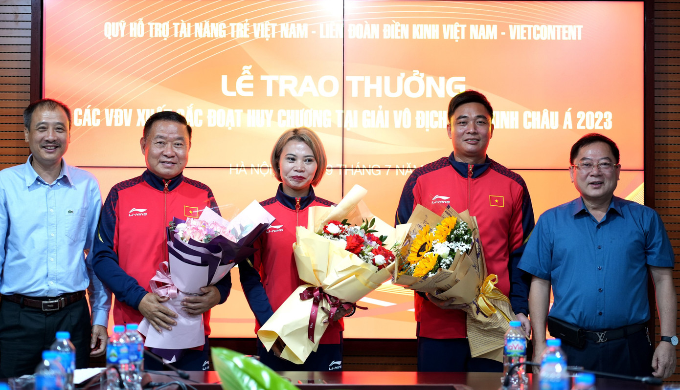 Ông Nguyễn Mạnh Hùng, Tổng Thư ký LĐ Điền kinh Việt Nam và các HLV cảm ơn sự động viên kịp thời của Quỹ Hỗ trợ tài năng trẻ Việt Nam và Báo Tiền Phong. Ông Nguyễn Mạnh Hùng, Tổng Thư ký LĐ Điền kinh Việt Nam và các HLV cảm ơn sự động viên kịp thời của Quỹ Hỗ trợ tài năng trẻ Việt Nam và Báo Tiền Phong.