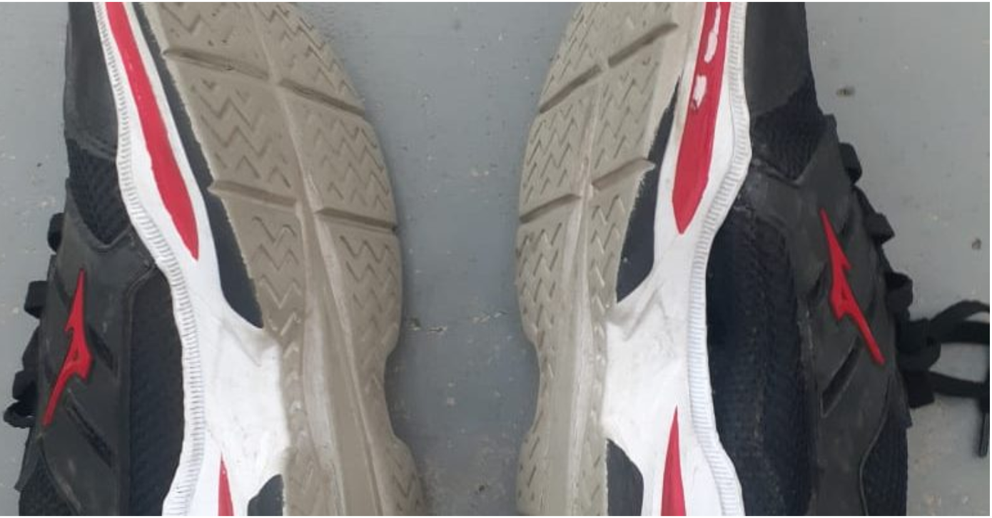 Đôi giày đã mòn của VĐV điền kinh Timor-Leste. Đôi giày đã mòn của VĐV điền kinh Timor-Leste.