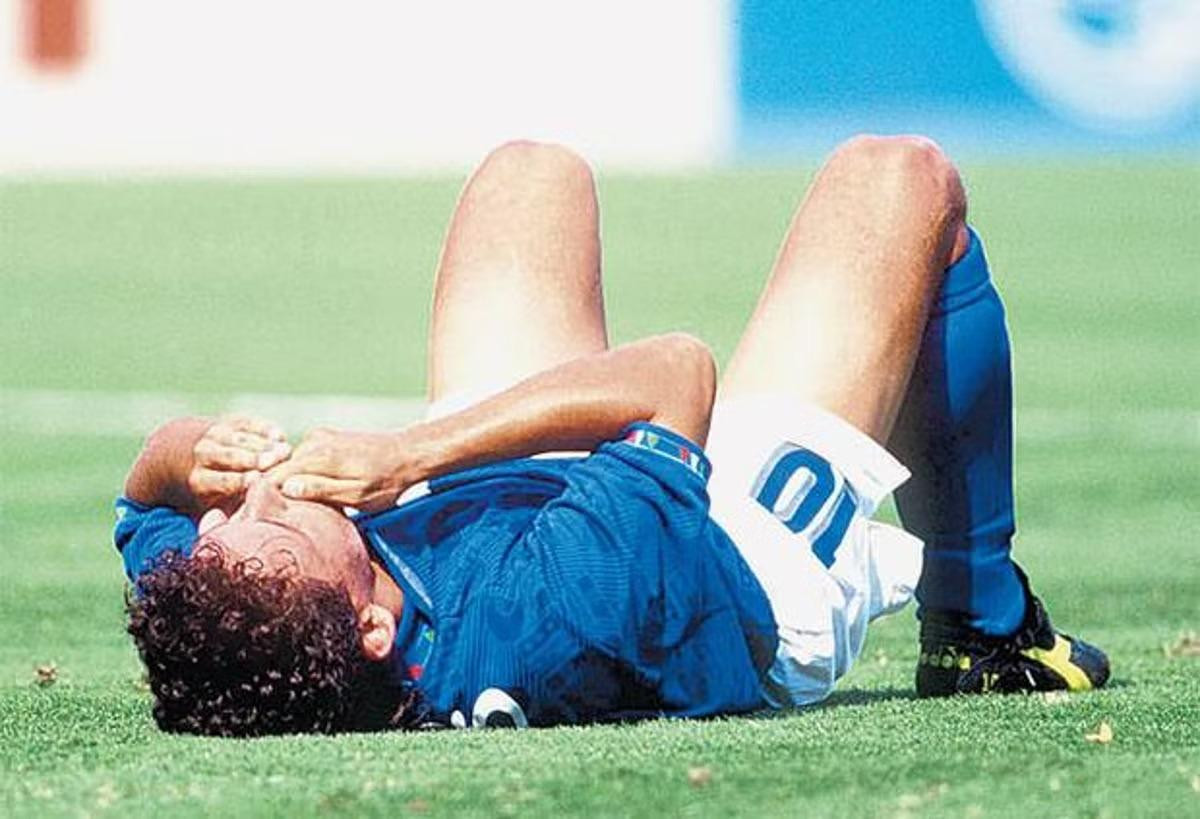 Baggio không bao giờ thôi day dứt về khoảnh khắc trên chấm 11m ở World Cup 94. (Ảnh: Getty Images)