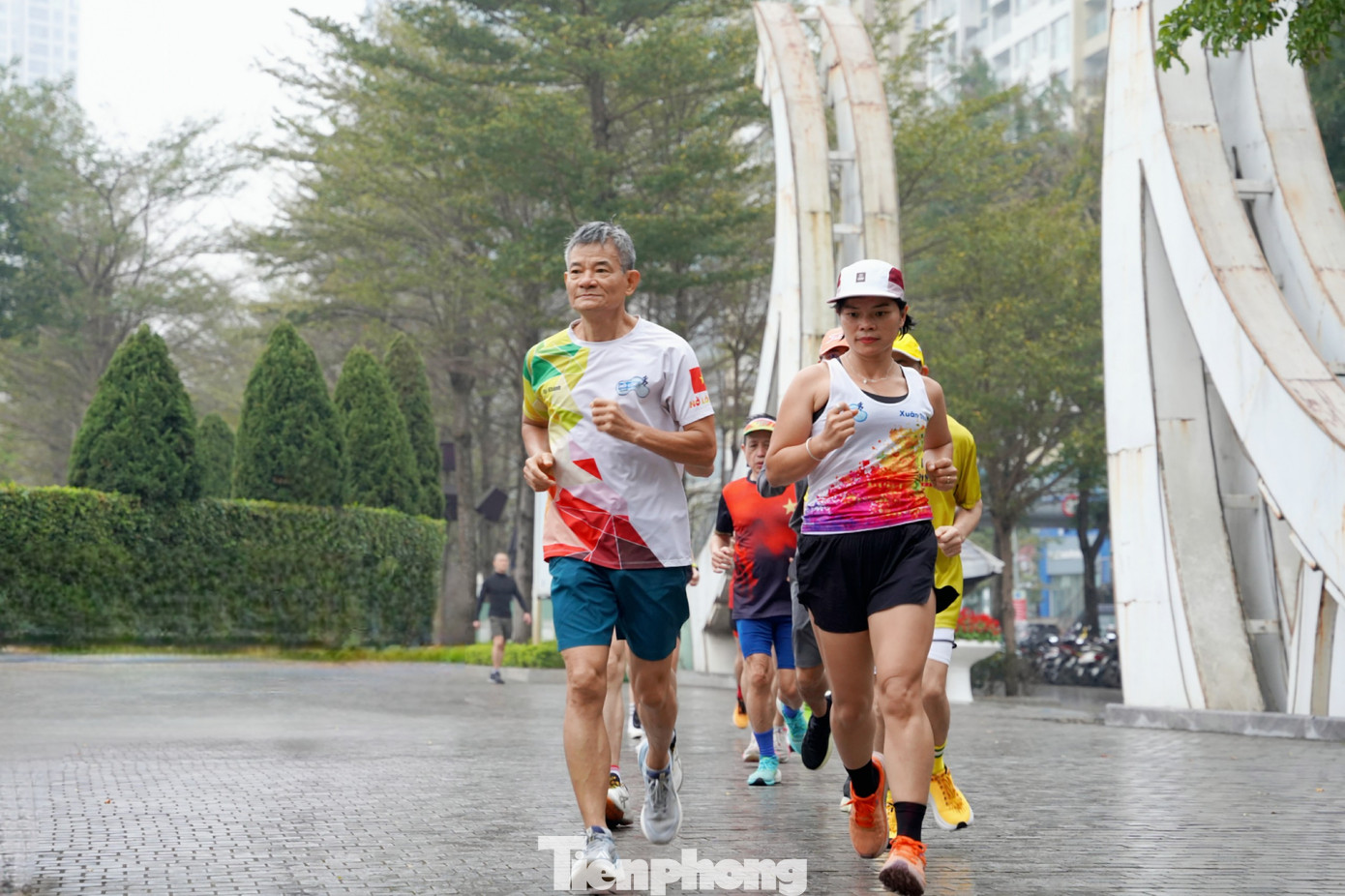 Cụ Bùi Lương hướng dẫn các VĐV phong trào tại công viên Thanh Xuân. Cụ Bùi Lương hướng dẫn các VĐV phong trào tại công viên Thanh Xuân.