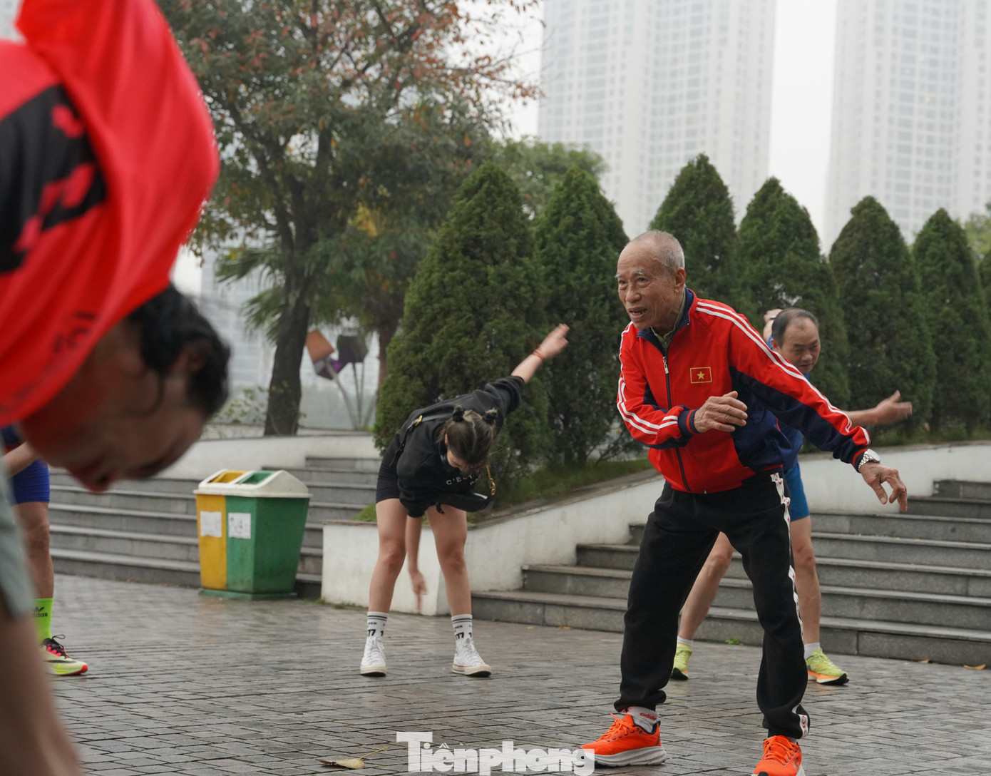 Cụ Bùi Lương hướng dẫn các VĐV phong trào tại công viên Thanh Xuân. Cụ Bùi Lương hướng dẫn các VĐV phong trào tại công viên Thanh Xuân.