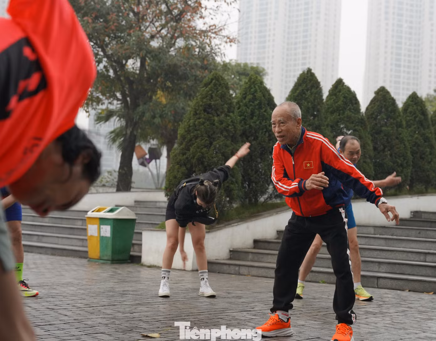 Cụ Bùi Lương hướng dẫn các VĐV phong trào tại công viên Thanh Xuân.