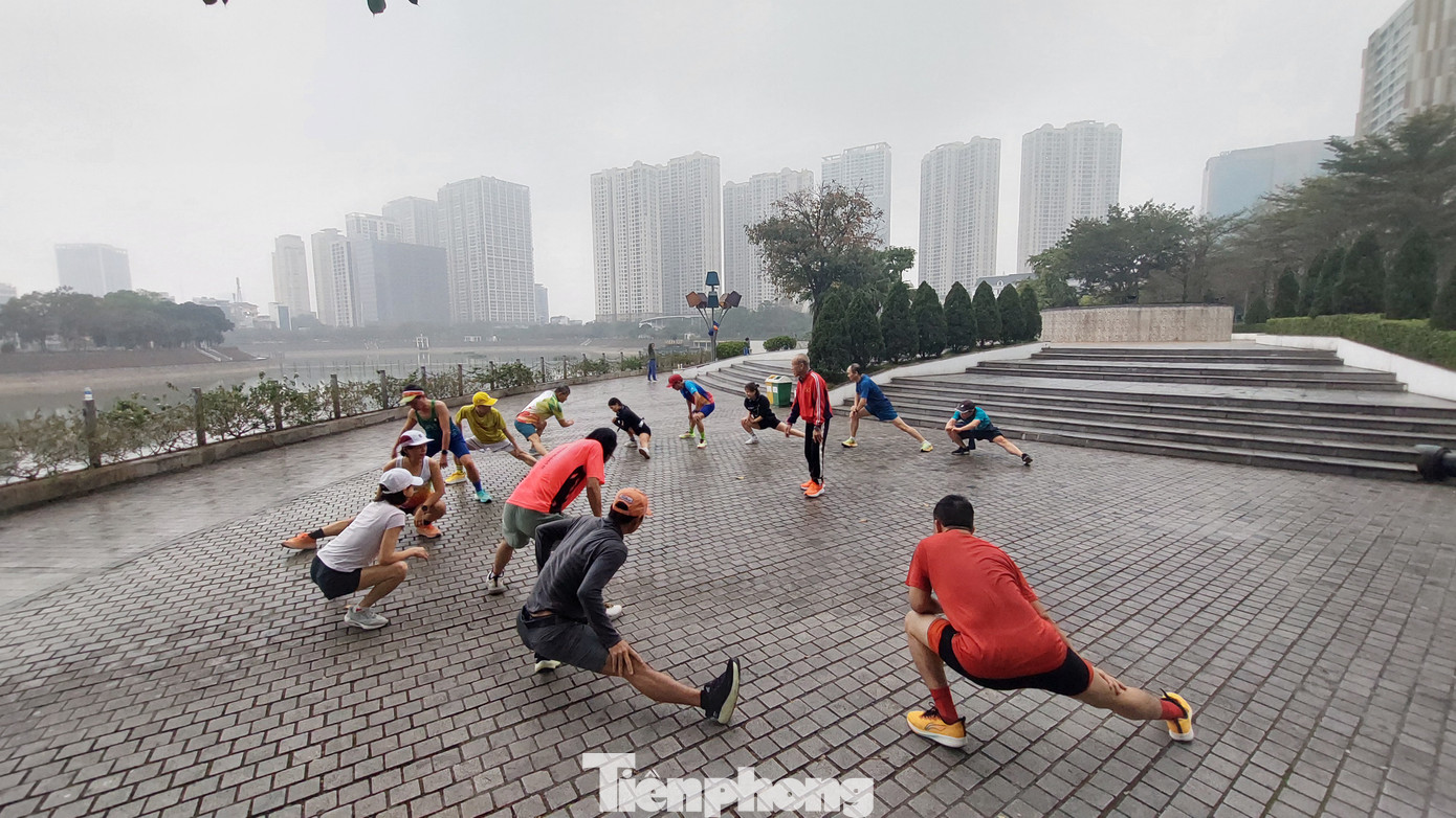 Cụ Bùi Lương hướng dẫn các VĐV phong trào khởi động trước khi chạy tại công viên Thanh Xuân. Cụ Bùi Lương hướng dẫn các VĐV phong trào khởi động trước khi chạy tại công viên Thanh Xuân.