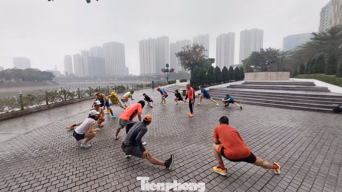 Cụ Bùi Lương hướng dẫn các VĐV phong trào khởi động trước khi chạy tại công viên Thanh Xuân.