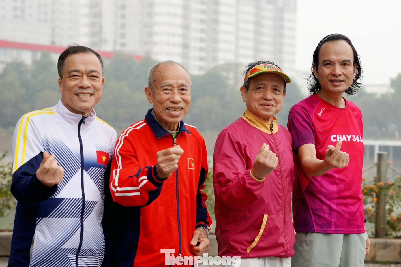 Từ những cán bộ về hưu đến lớp trẻ trong cộng đồng chạy bộ đều yêu kính, gọi cụ Bùi Lương trìu mến bằng "bố". Từ những cán bộ về hưu đến lớp trẻ trong cộng đồng chạy bộ đều yêu kính, gọi cụ Bùi Lương trìu mến bằng "bố".