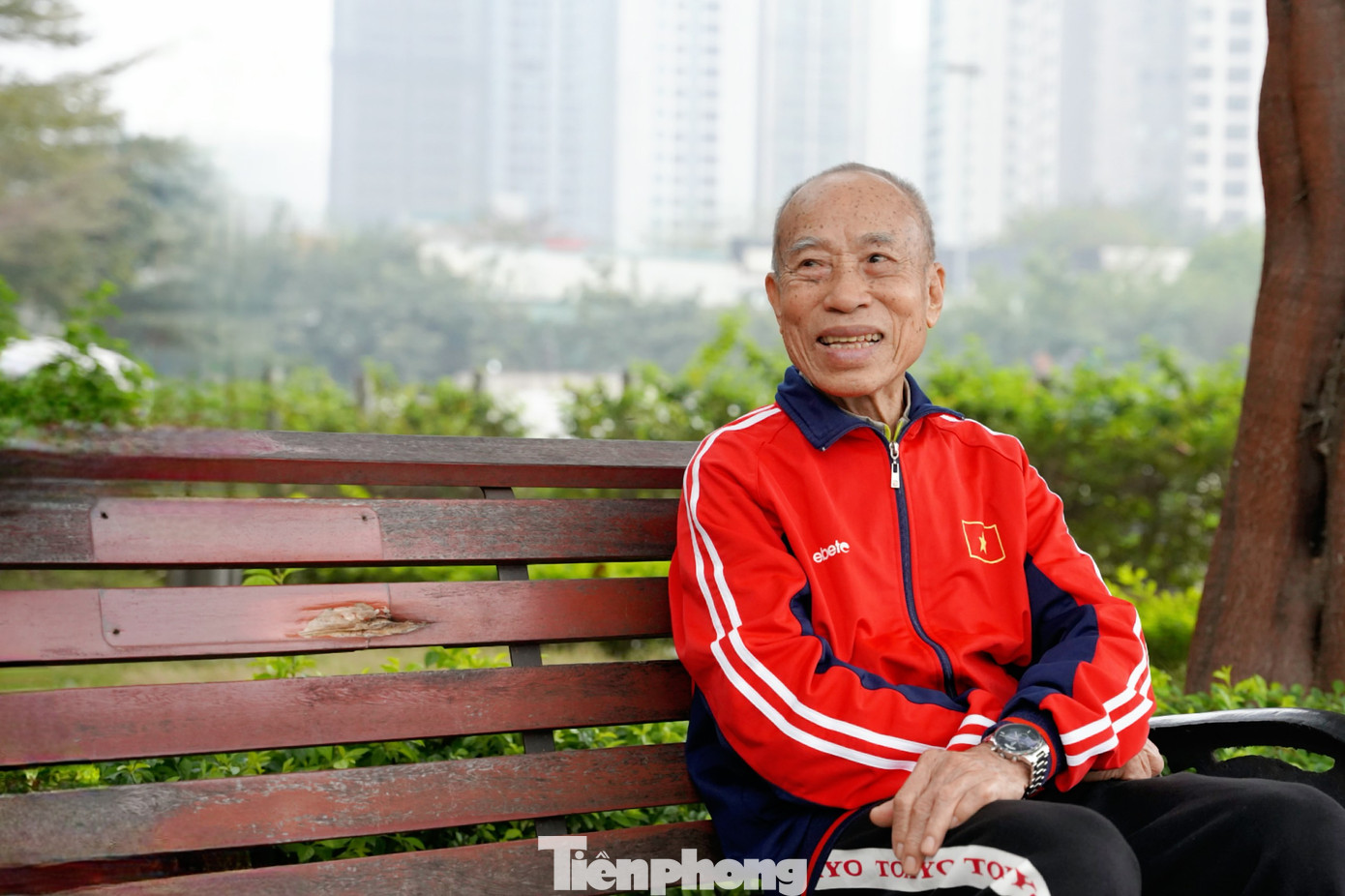 Ở tuổi 86, cụ Bùi Lương vẫn chạy bộ mỗi ngày, đồng thời hỗ trợ phong trào chạy bộ trong cộng đồng. Ở tuổi 86, cụ Bùi Lương vẫn chạy bộ mỗi ngày, đồng thời hỗ trợ phong trào chạy bộ trong cộng đồng.