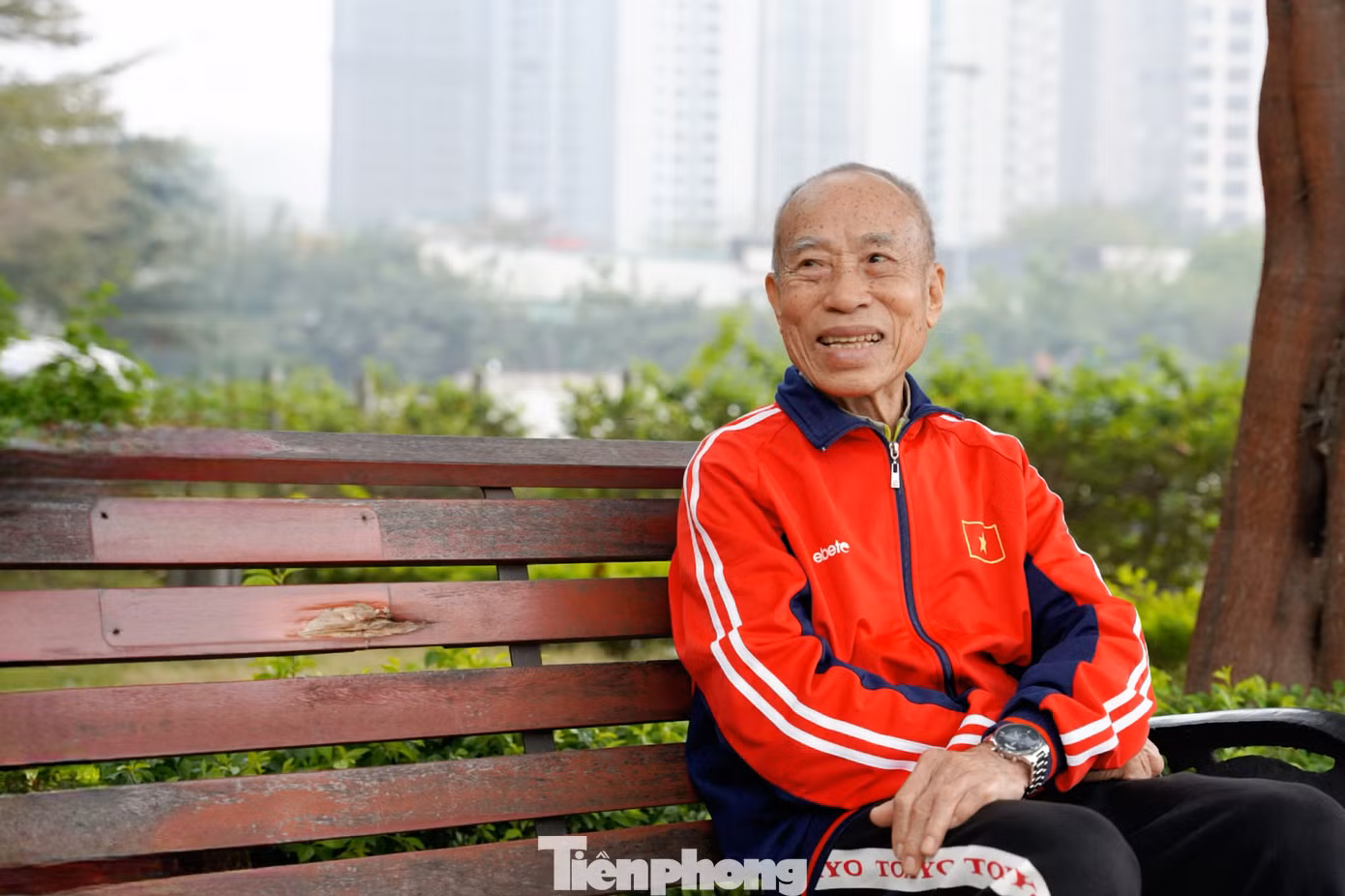 Ở tuổi 86, cụ Bùi Lương vẫn chạy bộ mỗi ngày, đồng thời hỗ trợ phong trào chạy bộ trong cộng đồng.