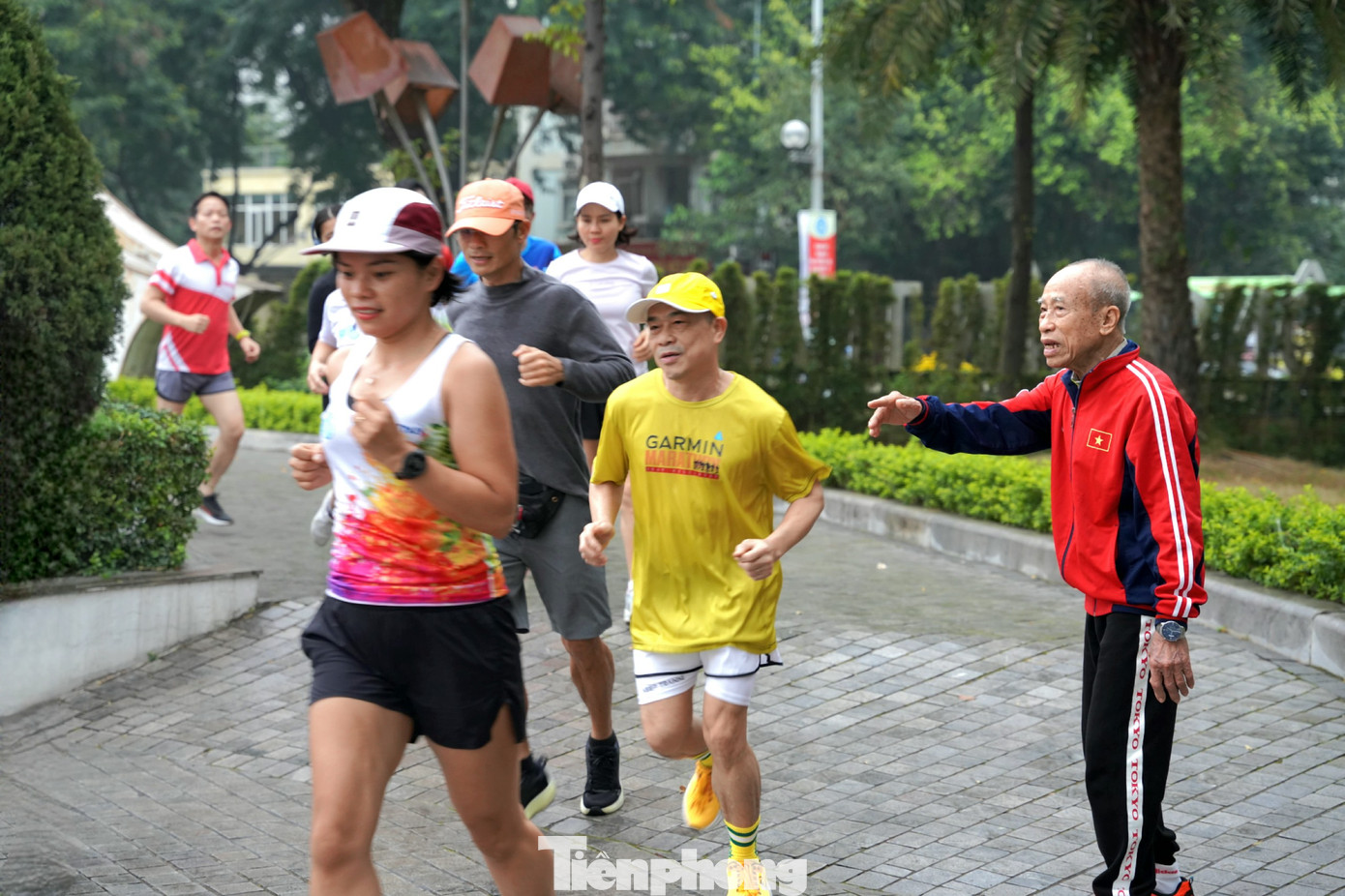 Cụ Bùi Lương hướng dẫn các VĐV phong trào tại công viên Thanh Xuân. Cụ Bùi Lương hướng dẫn các VĐV phong trào tại công viên Thanh Xuân.