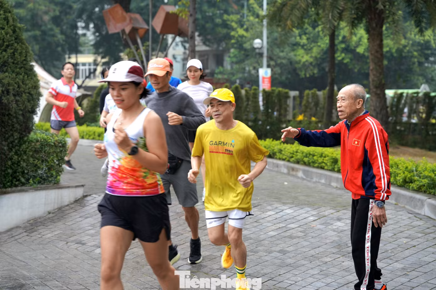 Cụ Bùi Lương hướng dẫn các VĐV phong trào tại công viên Thanh Xuân.