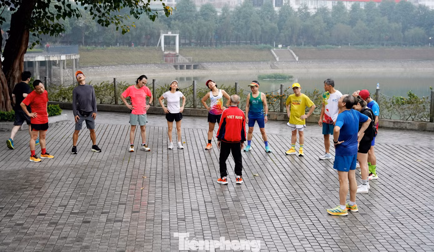 Cụ Bùi Lương hướng dẫn các VĐV phong trào tại công viên Thanh Xuân.