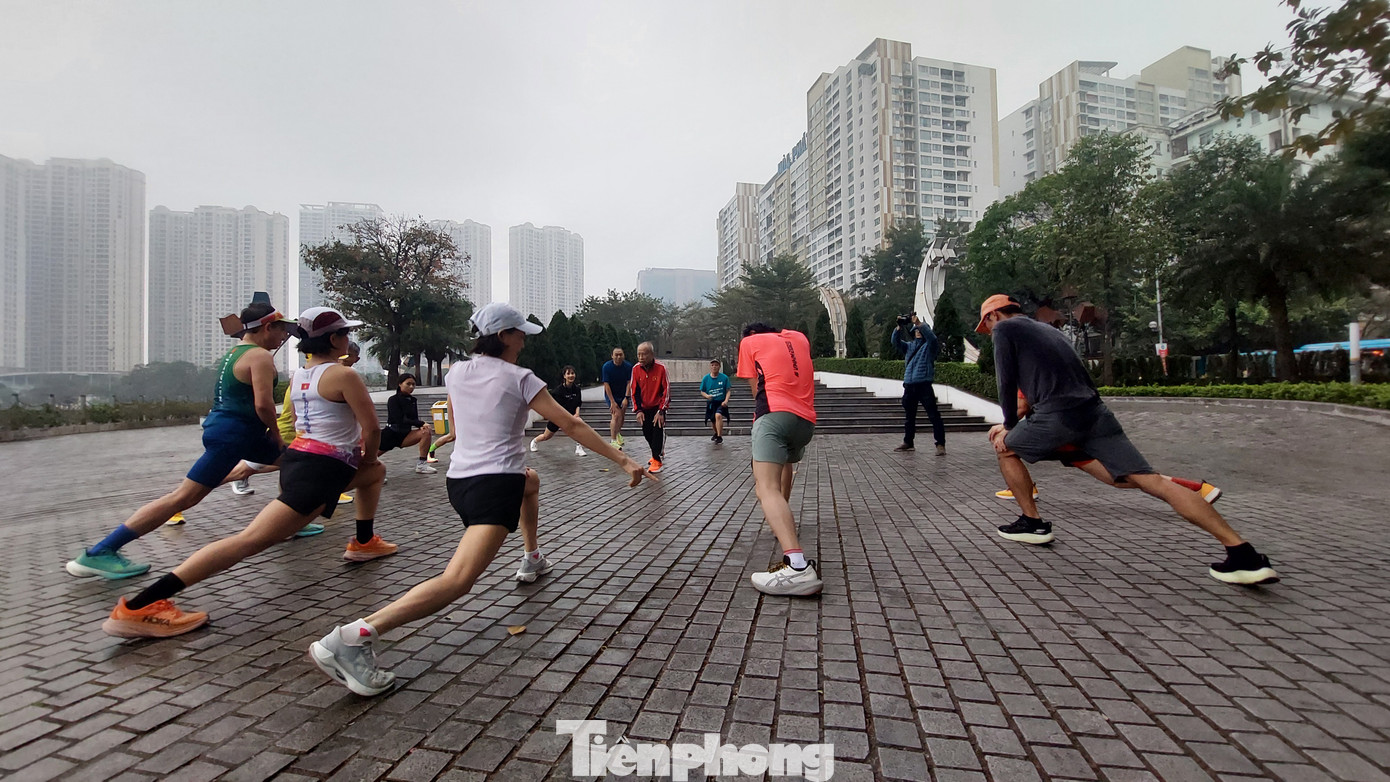 Cụ Bùi Lương hướng dẫn các VĐV phong trào khởi động trước khi chạy tại công viên Thanh Xuân. Cụ Bùi Lương hướng dẫn các VĐV phong trào khởi động trước khi chạy tại công viên Thanh Xuân.