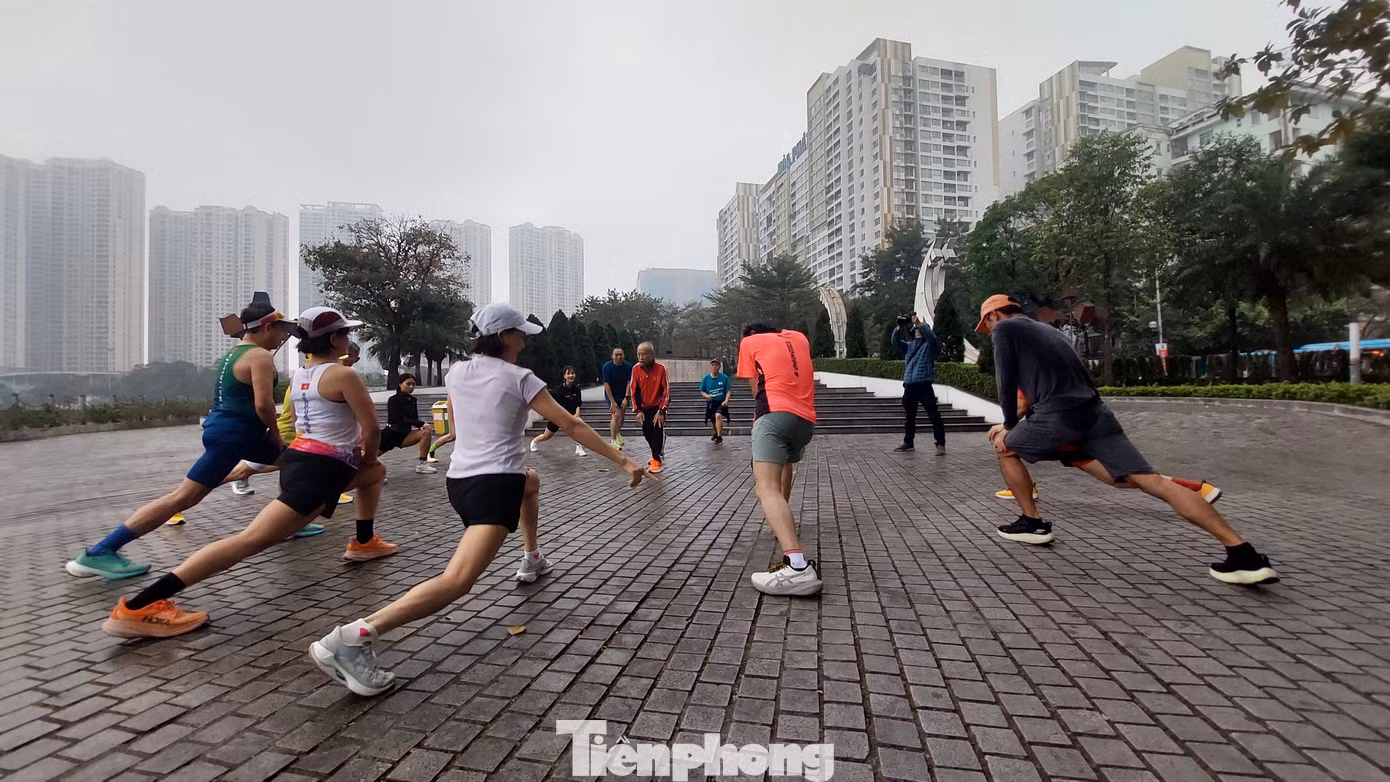 Cụ Bùi Lương hướng dẫn các VĐV phong trào khởi động trước khi chạy tại công viên Thanh Xuân.