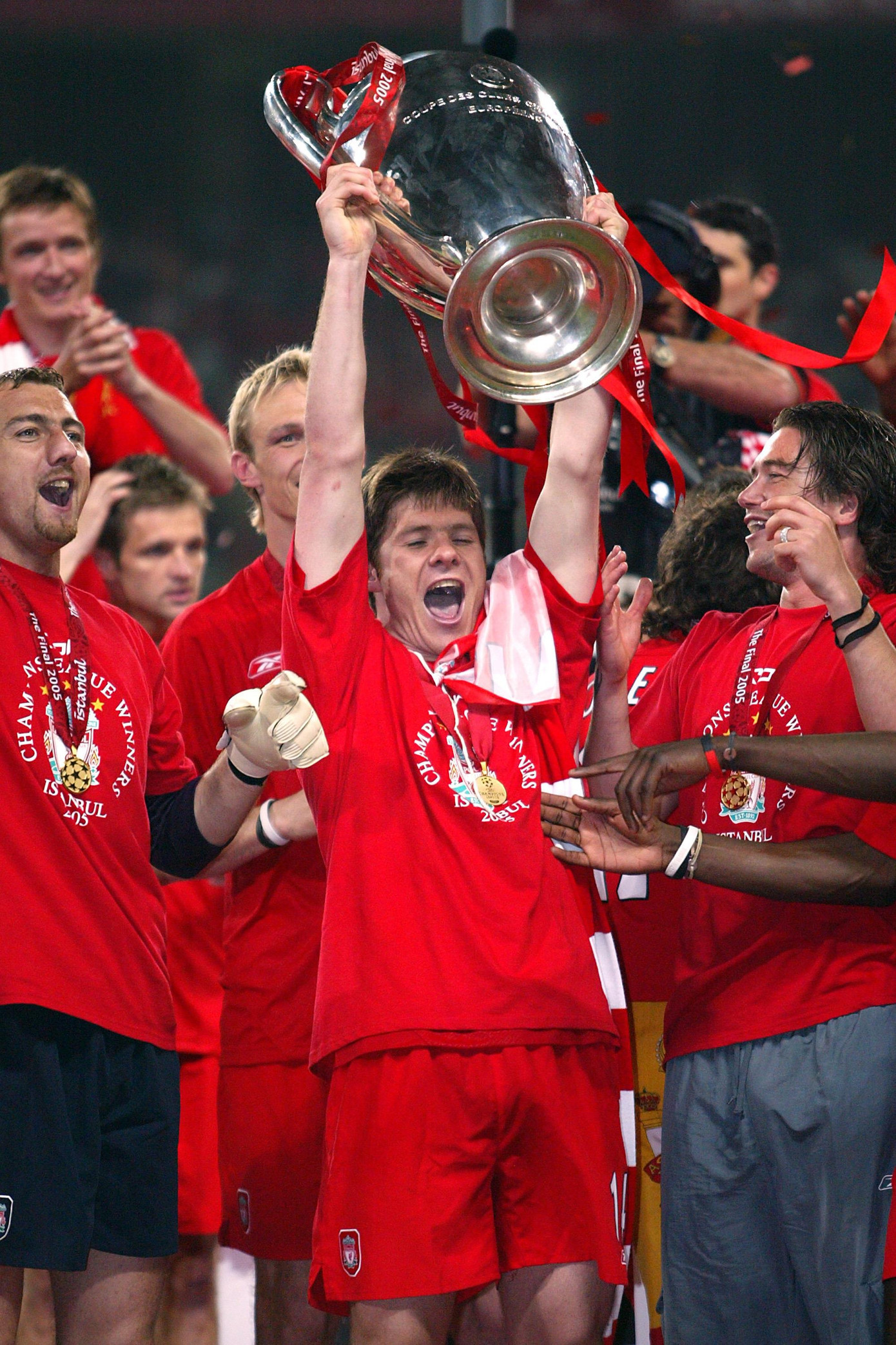 Xabi Alonso nâng danh hiệu Champions League 2004/05 trong màu áo Liverpool.