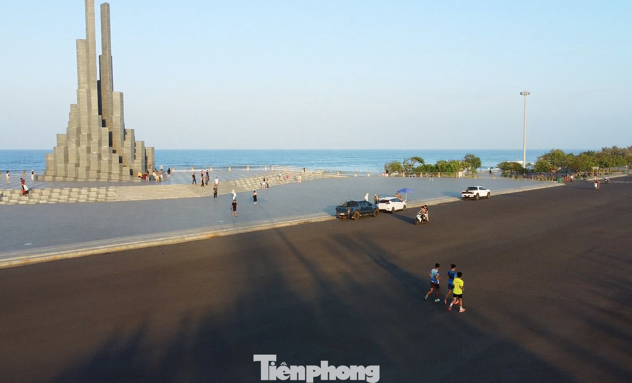 Họ cũng vô cùng hào hứng khi chạy trên cung đường tuyệt đẹp ở Phú Yên, với đại lộ thênh thang, cảnh quan hùng vỹ và khí hậu khá lý tưởng với những người chạy bộ.