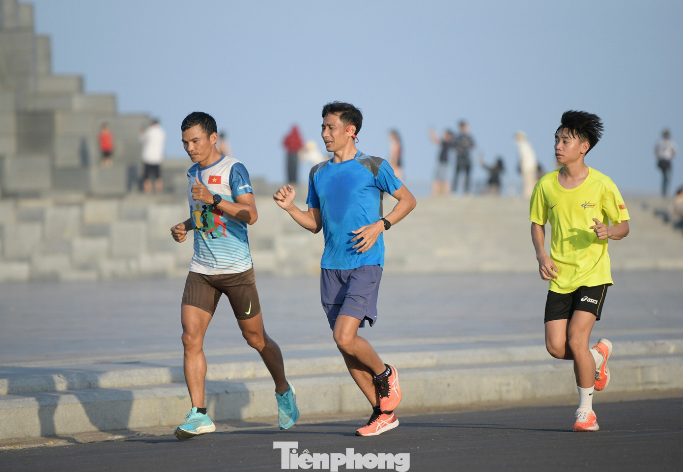 Bên cạnh các chàng trai trẻ còn có cả VĐV 38 tuổi Nguyễn Văn Lai (áo xanh dương). Ở thời kỳ đỉnh cao, anh từng 13 lần vô địch quốc gia cự ly 5000m và nhiều lần vô địch cự ly 10.000m. Từ năm 2023, người đang đeo hàm Thiếu tá quân đội chuyển sang cự ly full marathon (42km). Tại Tiền Phong Marathon 2023 ở Lai Châu, anh về nhì với thành tích 2 giờ 37 phút 8 giây, chỉ sau Hoàng Nguyên Thanh.