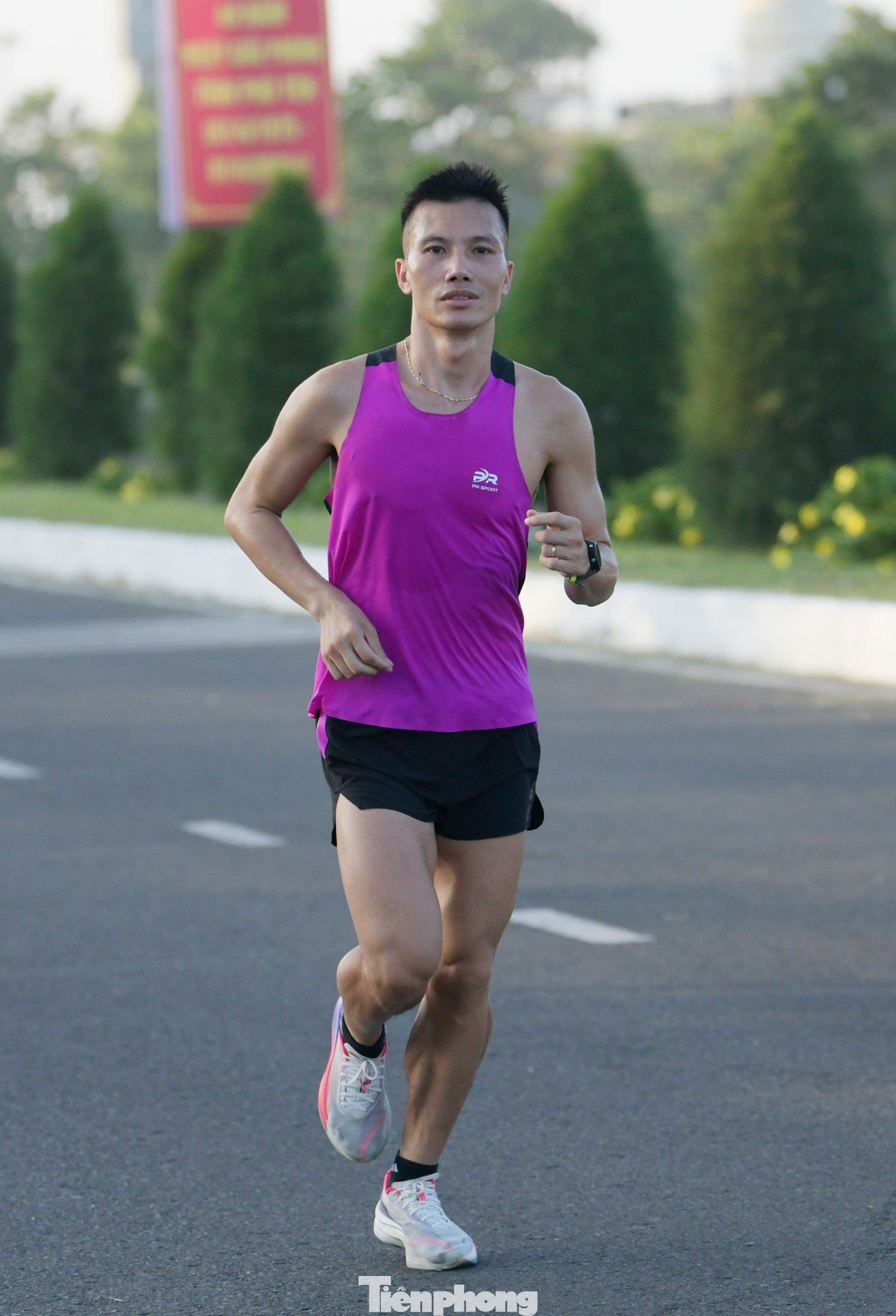 Bằng nỗ lực của mình, Luật mong muốn truyền thông điệp tích cực tới các bạn trẻ. Bằng nỗ lực của mình, Luật mong muốn truyền thông điệp tích cực tới các bạn trẻ.