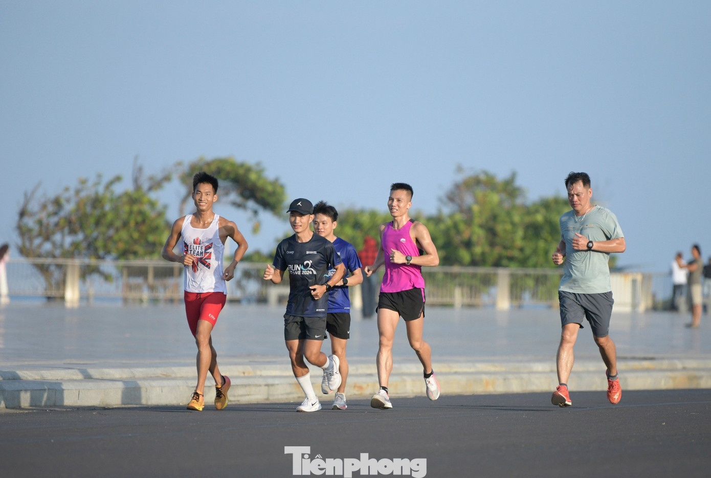 Một hình ảnh đẹp và thú vị trên đường Độc Lập, thành phố Tuy Hòa, khi Đỗ Quốc Luật (Quân đội) sải bước cùng Hoàng Nguyên Thanh (đội mũ) của Bình Phước. Nhà đương kim vô địch Tiền Phong Marathon, đồng thời đã 4 lần vô địch liên tiếp nội dung full marathon mới có mặt ở Phú Yên ngày 21/3.