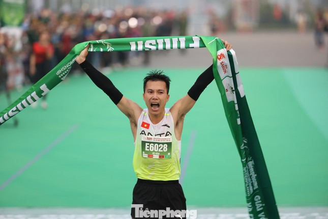 Khoảnh khắc Đỗ Quốc Luật về nhất lần thứ 9 liên tiếp ở Tiền Phong Marathon 2023, sau đó anh chia sẻ "không ngăn được những giọt nước mắt". Khoảnh khắc Đỗ Quốc Luật về nhất lần thứ 9 liên tiếp ở Tiền Phong Marathon 2023, sau đó anh chia sẻ "không ngăn được những giọt nước mắt".