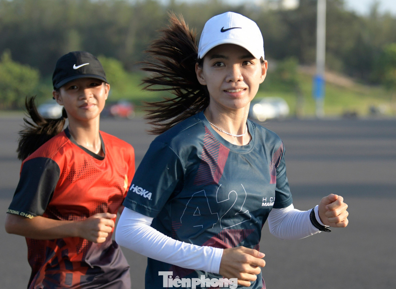 Hoàng Thị Ngọc Hoa (mũ trắng) cũng được kỳ vọng sẽ mang lại thành công cho Bình Phước. Cô đã 5 lần liên tiếp đứng trong tốp 3 nội dung full marathon của Tiền Phong Marathon, bao gồm 2 lần về nhất tại Lý Sơn (2020) và Côn Đảo (2022).