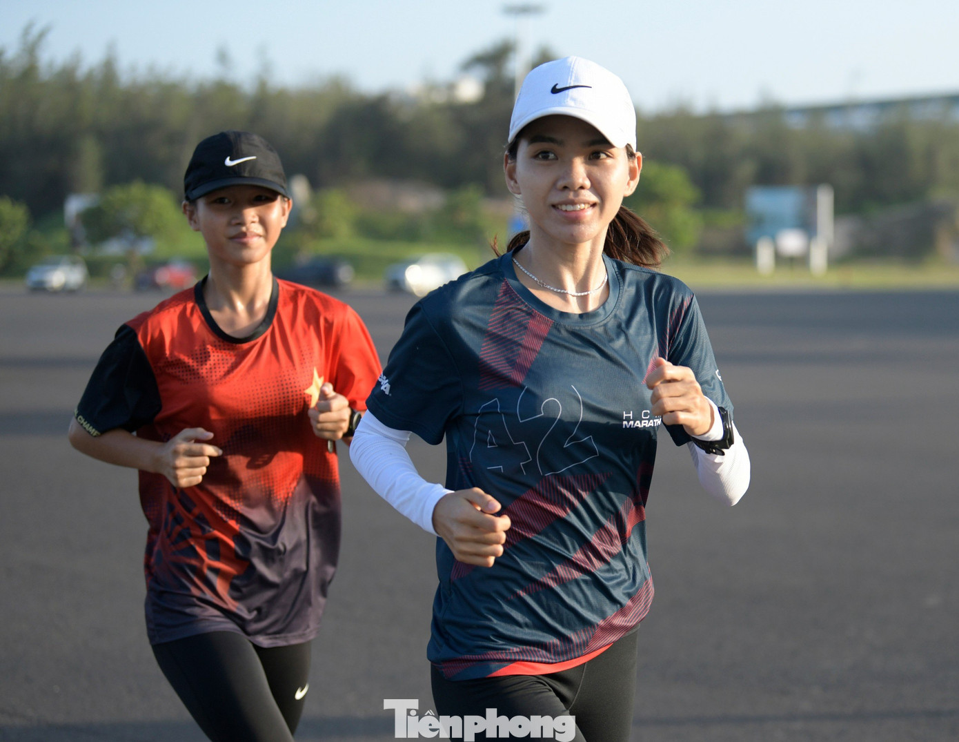 Hoàng Thị Ngọc Hoa (mũ trắng) cũng được kỳ vọng sẽ mang lại thành công cho Bình Phước. Cô đã 5 lần liên tiếp đứng trong tốp 3 nội dung full marathon của Tiền Phong Marathon, bao gồm 2 lần về nhất tại Lý Sơn (2020) và Côn Đảo (2022).