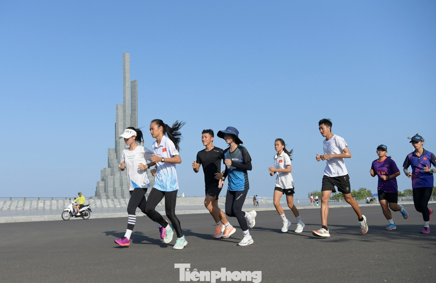 Đội Khánh Hòa có mặt ở Phú Yên từ ngày 7/3, với thành phần chủ yếu là các VĐV trẻ. Theo chia sẻ của HLV Nguyễn Vinh Thiên, người từng vô địch Tiền Phong Marathon 2009 nội dung bán marathon, vì không vướng bận học hành, những ngày qua toàn đội ăn uống, nghỉ ngơi và tập trung tập luyện rất tốt, đạt thành tích cao hơn thường lệ.