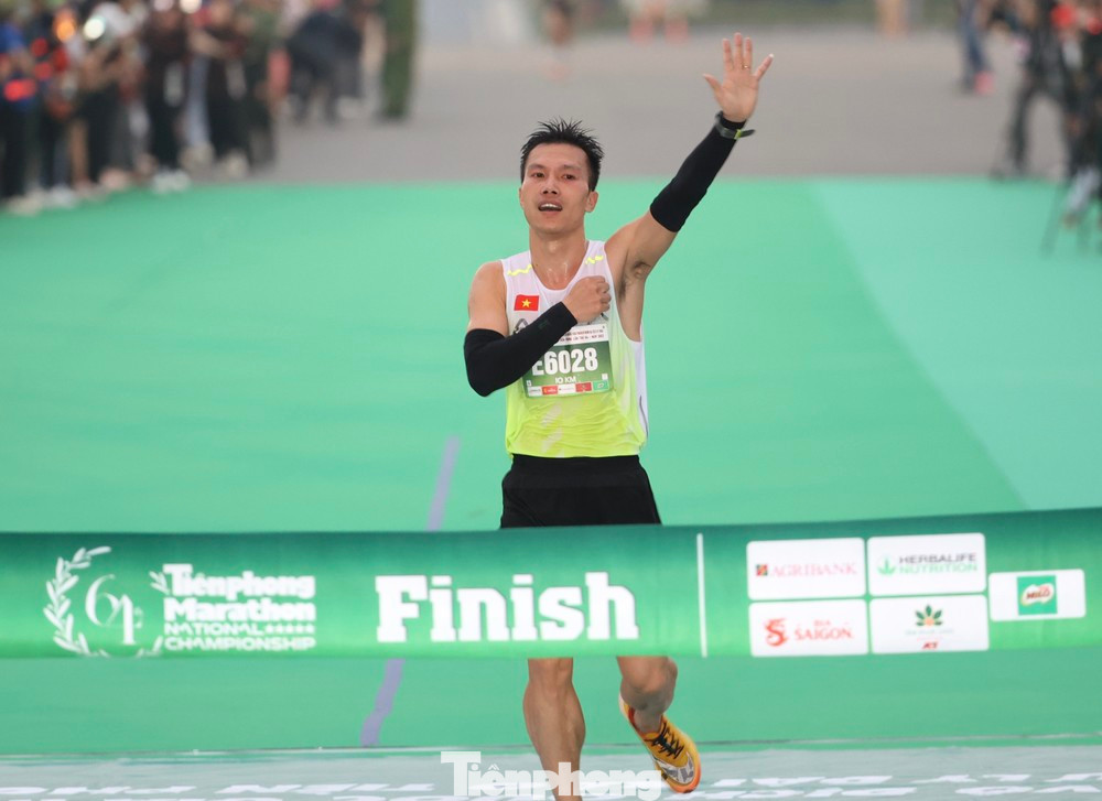 Khoảnh khắc Đỗ Quốc Luật về nhất lần thứ 9 liên tiếp ở Tiền Phong Marathon 2023, sau đó anh chia sẻ "không ngăn được những giọt nước mắt". Khoảnh khắc Đỗ Quốc Luật về nhất lần thứ 9 liên tiếp ở Tiền Phong Marathon 2023, sau đó anh chia sẻ "không ngăn được những giọt nước mắt".